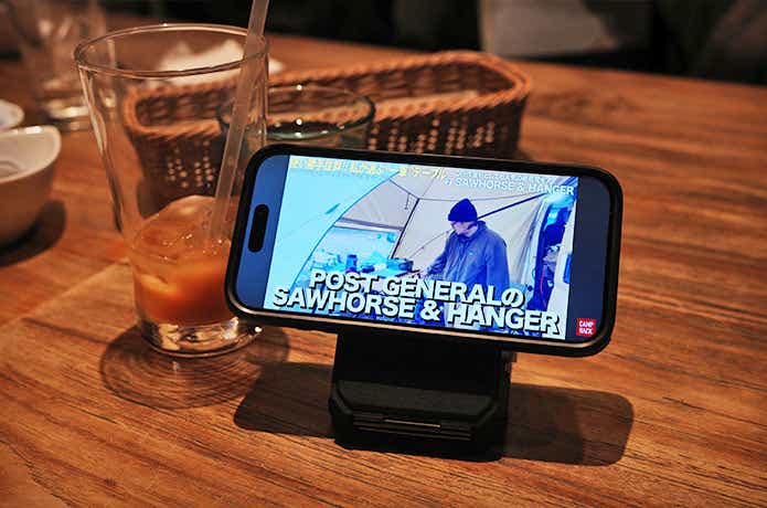 カフェでCAMPHACKの動画を見る