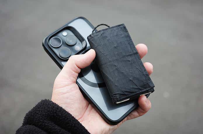 手に持った財布とスマホ