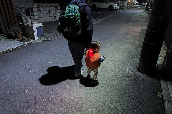 WUBEN G5を服につけて夜道を歩く親子