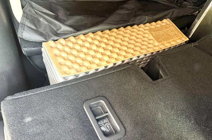 くるまドットコム「車中泊用インフレータブル段差解消マット」