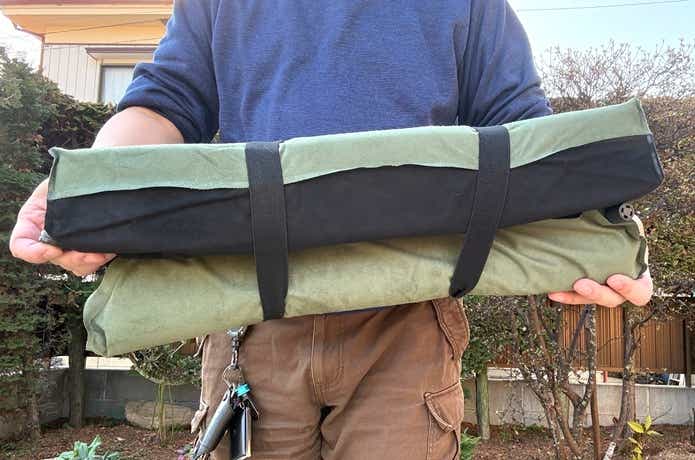 くるまドットコム「車中泊用インフレータブル段差解消マット」収納時