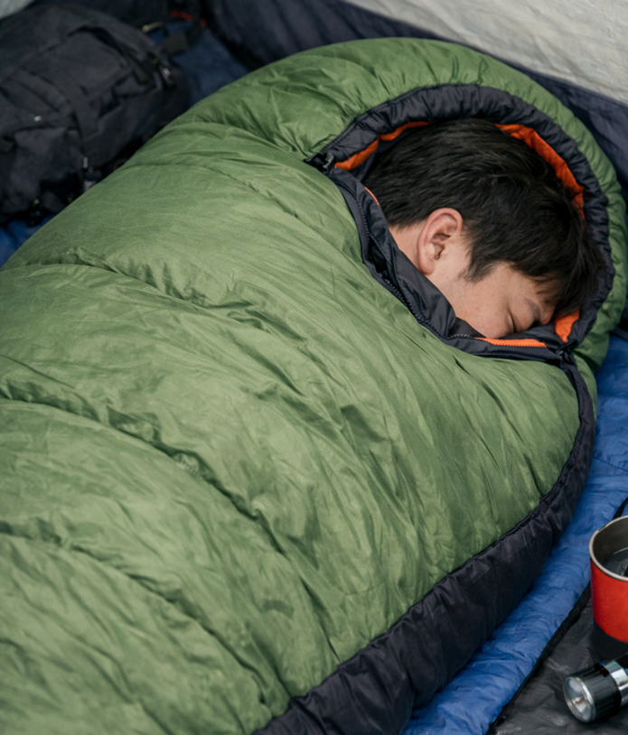 マミー型シュラフで眠る男性