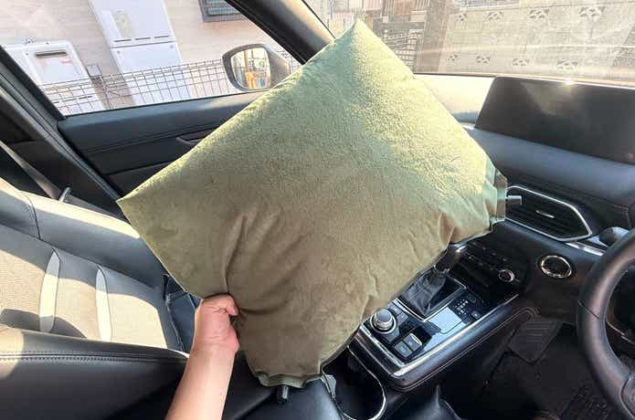 くるまドットコム「車中泊用インフレータブル段差解消マット」膨張時手持ち