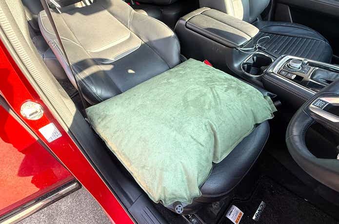 くるまドットコム「車中泊用インフレータブル段差解消マット」座席にセット