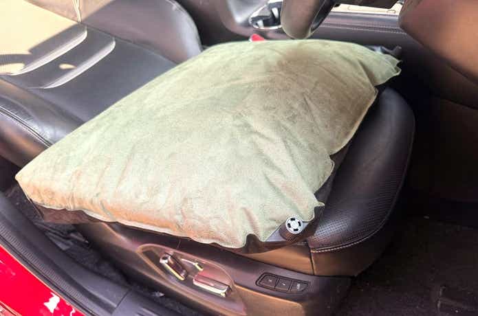 くるまドットコム「車中泊用インフレータブル段差解消マット」使用時