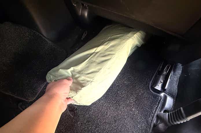 くるまドットコム「車中泊用インフレータブル段差解消マット」収納場所