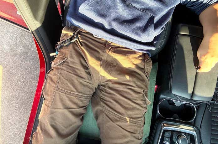くるまドットコム「車中泊用インフレータブル段差解消マット」寝たところ上から