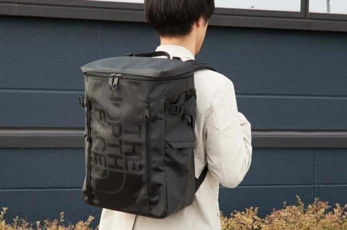 BCヒューズボックス2を背負っている男性