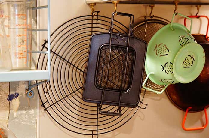 アラジンのホットサンドメーカーをぶら下げ収納している