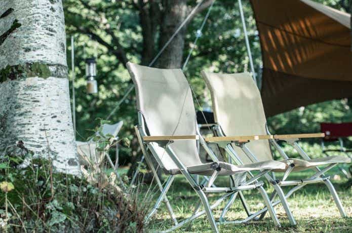 2脚のの白いスノーピーク ローチェア30