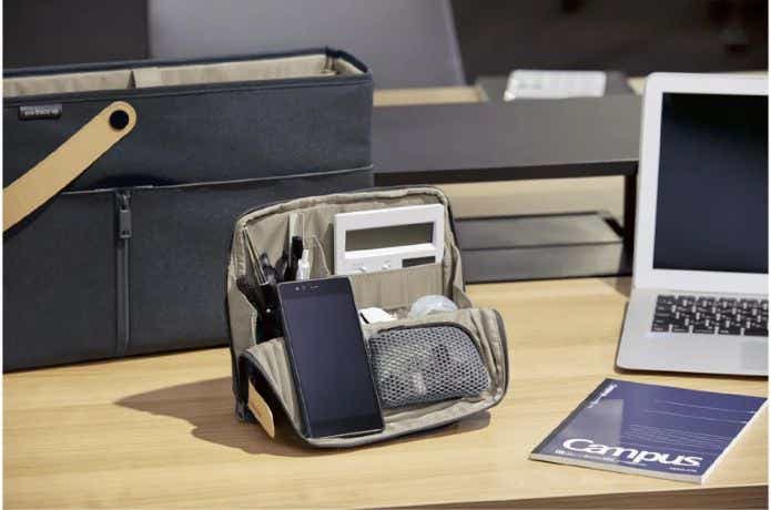 コクヨ ハコビズ ツールペンスタンドを机の上に置く