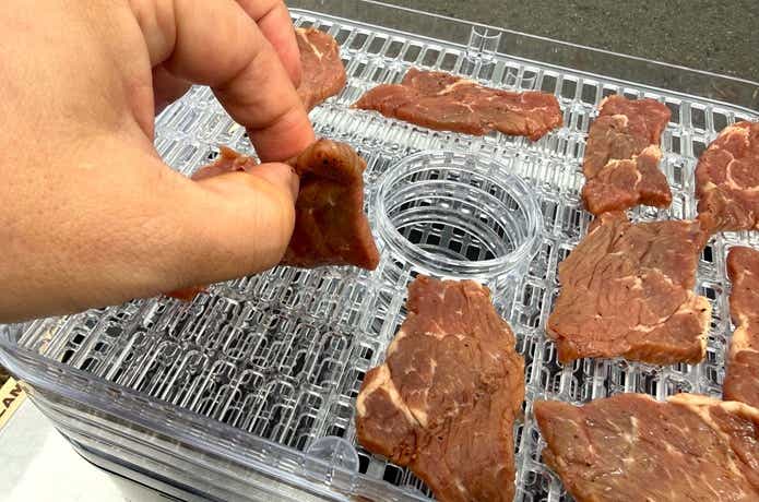 LOGOS「エレキャン・HIMONOドライヤー」肉並べる