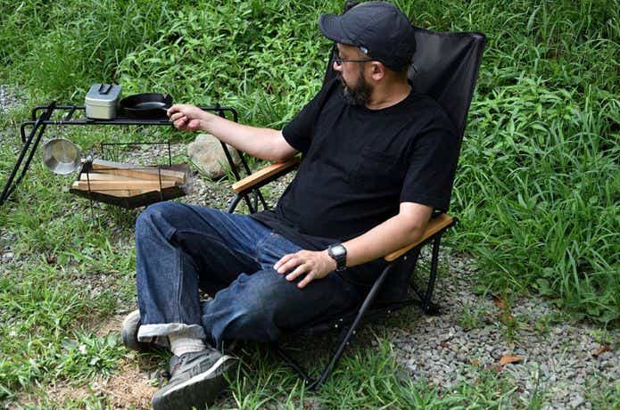 フィールドア フィールドチェア ハイバックに座ってくつろぐ男性