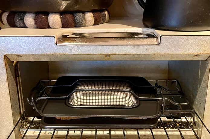 トースターにアラジンのホットサンドメーカーを入れている