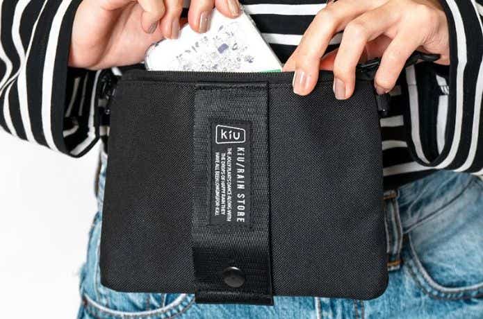 KiU エチケットポーチ 2NDからスマホを取る
