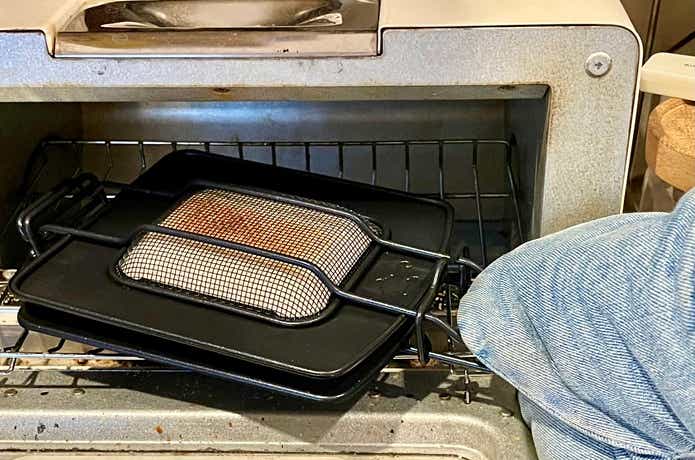 アラジンのホットサンドメーカーをトースターから取り出す様子