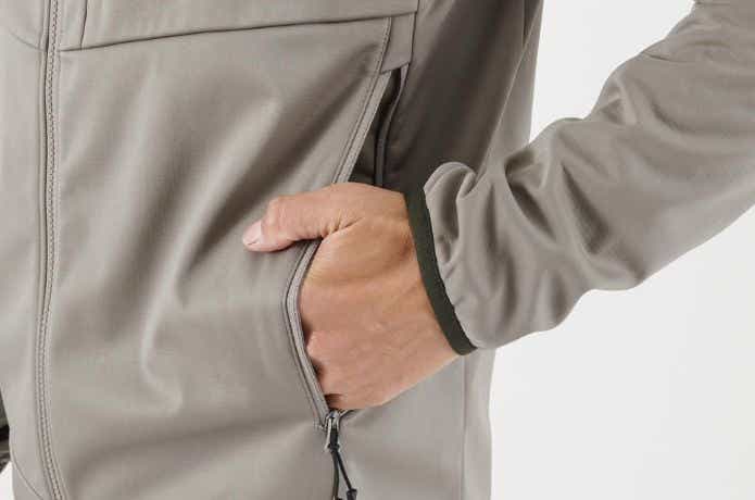 ミレー ウィンド シールド ストレッチ フーディのポケット