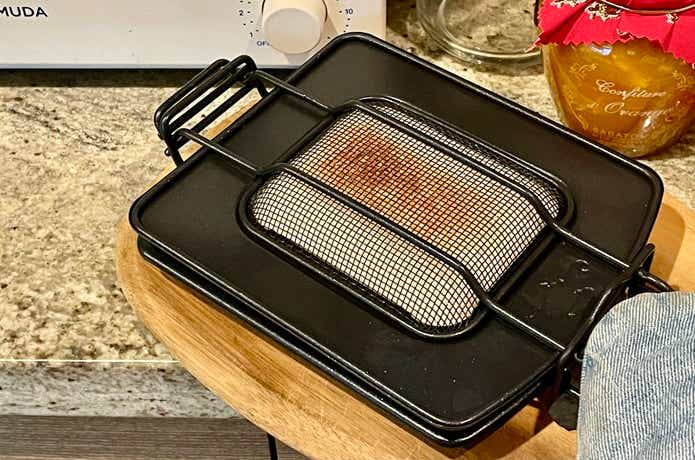 トースターからアラジンのホットサンドメーカーを取り出したところ