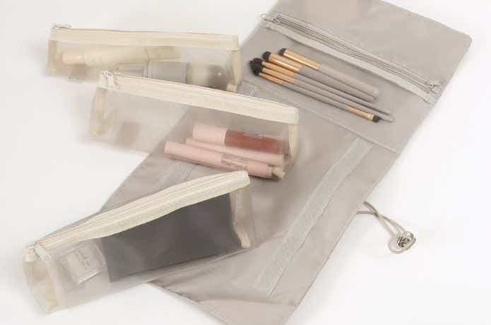 メイクアイテムを収納した3COINS(スリーコインズ) ポケット付き取り外しポーチ／and