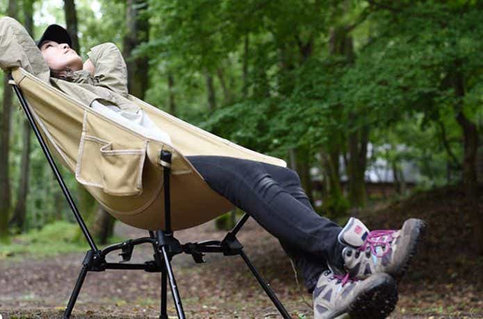 DOD スゴイッスに座ってくつろぐ人