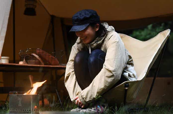 DOD スゴイッスに座って焚き火をする人