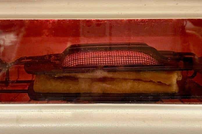 トースターにアラジンのホットサンドメーカーを入れて焼いている様子