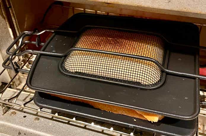 トースターにアラジンのホットサンドメーカーを入れて焼いている様子