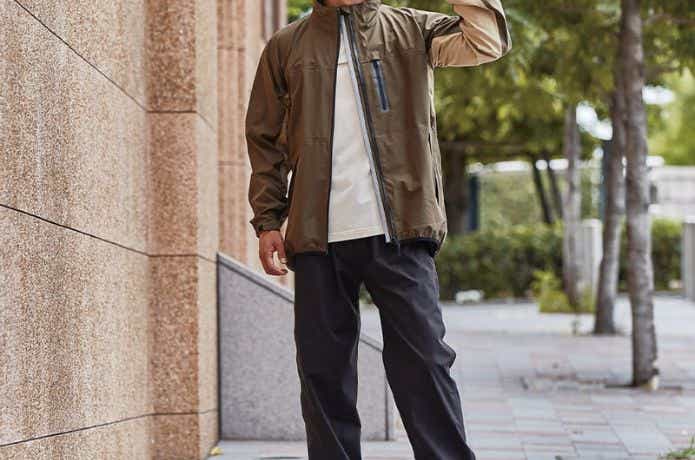 ブラウンのワークマン イナレム(R)ストレッチレインスーツを着る人