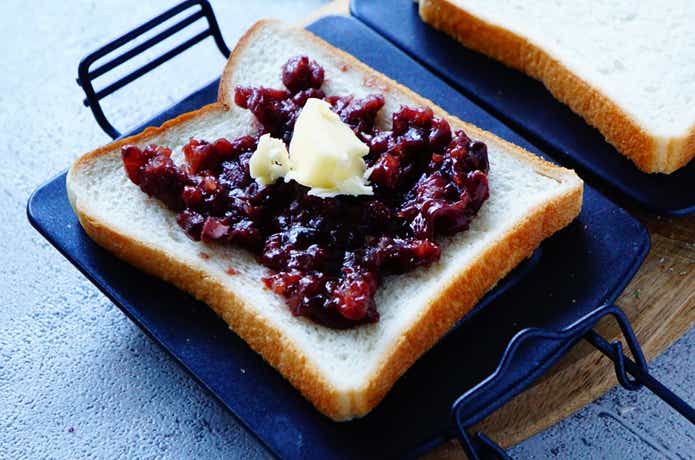 アラジンのホットサンドメーカーに小倉トーストを準備している