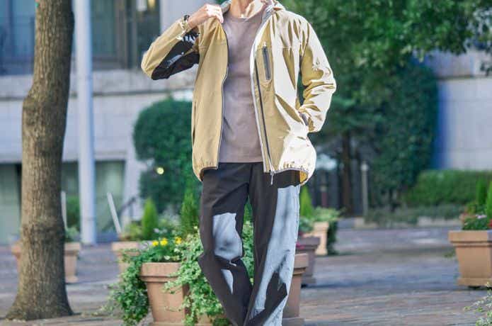 ベージュののワークマン イナレム(R)ストレッチレインスーツを着る人