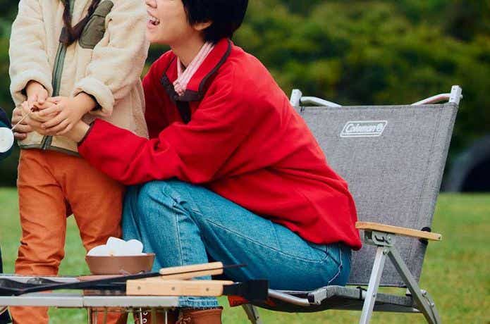 コールマン コンパクトフォールディングチェアNXに座ってマシュマロを焼く人