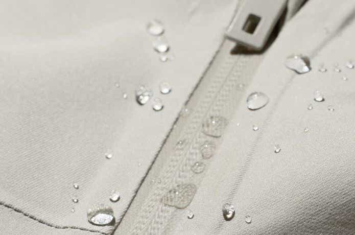 ユニクロ ブロックテックパーカ3Dカットの水を弾く生地