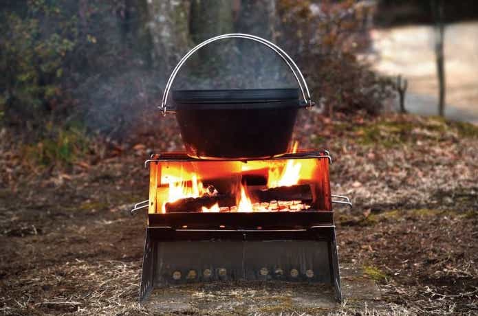 ユニフレームの薪グリルⅡにダッヂオーブンが乗っている