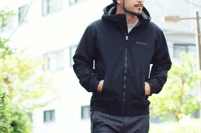 黒いマウンテンパーカーを着てる男性