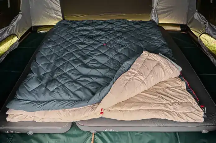 コールマンのマルチレイヤースリーピングバッグを連結している