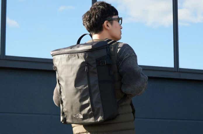 BCヒューズボックスSEを背負っている男性