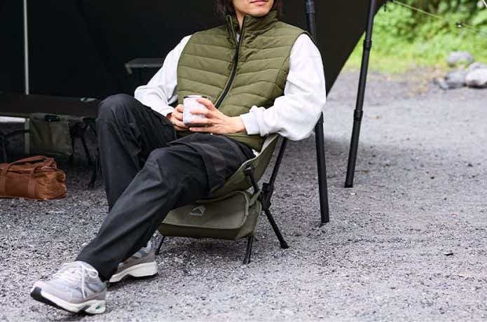 ワークマン 汚れが落ちやすいローチェアにくつろぐ人