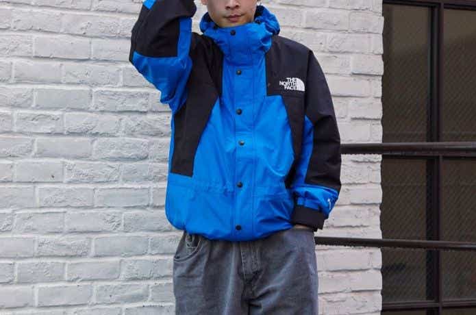 青のマウンテンパーカーを着ている男性