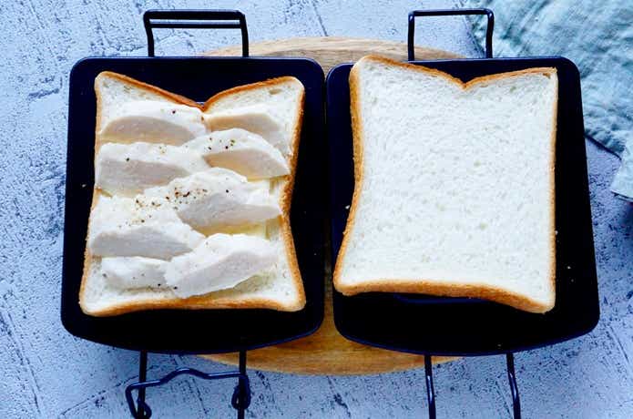 アラジンのホットサンドメーカーにパンをセットしている様子