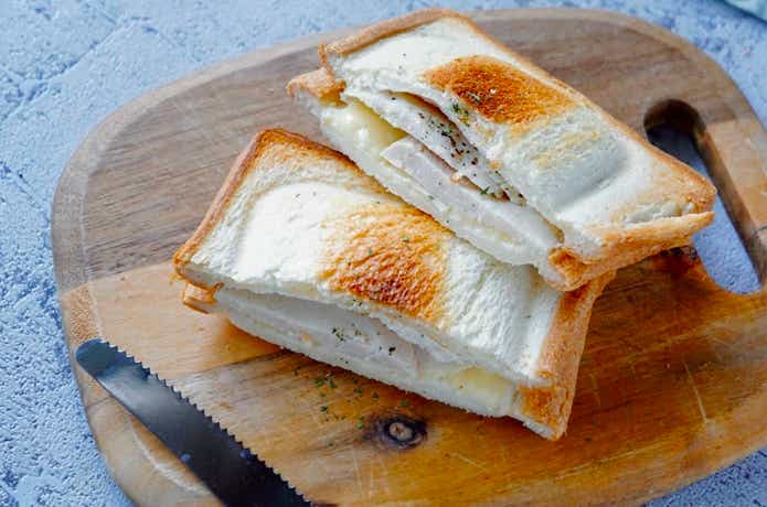 アラジンのホットサンドメーカーで焼いたサラダチキンチーズサンド