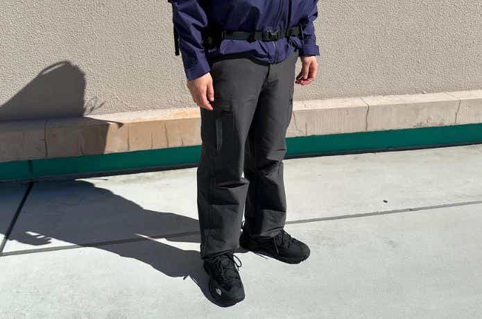 黒のザ・ノース・フェイスのパンツを履く人