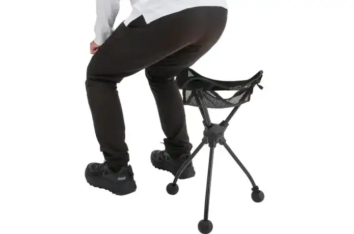 コールマンの「スツール360」に座る男性