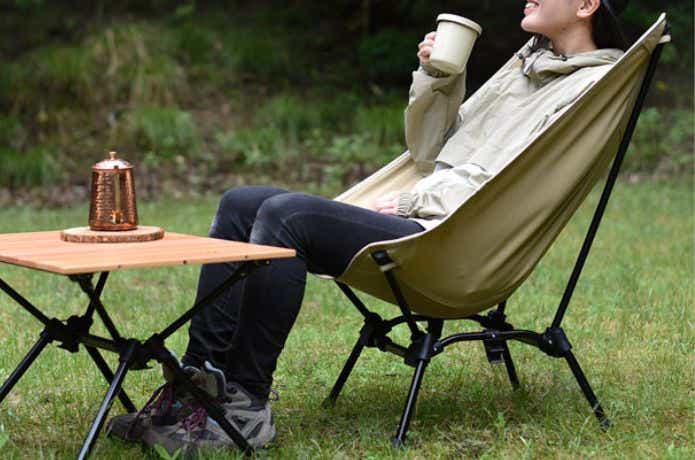 ローチェアに座ってくつろぐ人