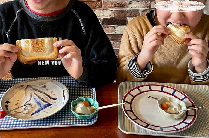 ホットサンドを食べる子どもたち