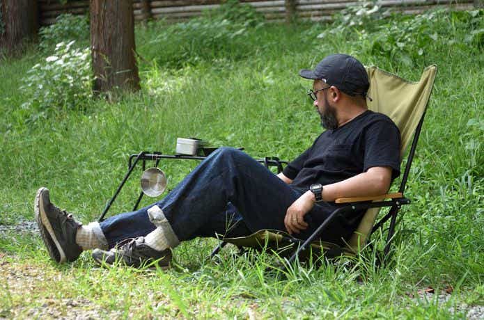 ローチェアに座ってくつろぐ男性