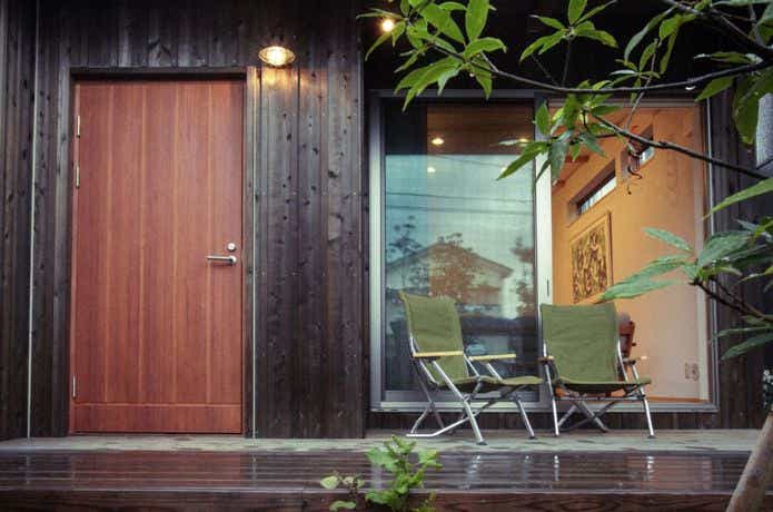 ベランダに並ぶ2台のローチェア