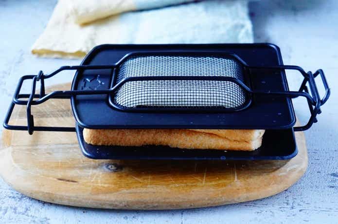 アラジンのホットサンドメーカーにパンをセットしている様子