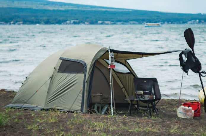 湖畔に立てたogawa「ステイシーファルダII」