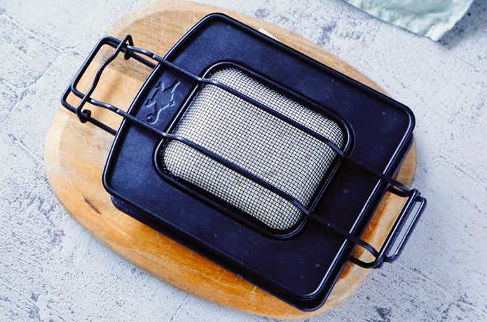 アラジンのホットサンドメーカーにパンを挟んでいるところ