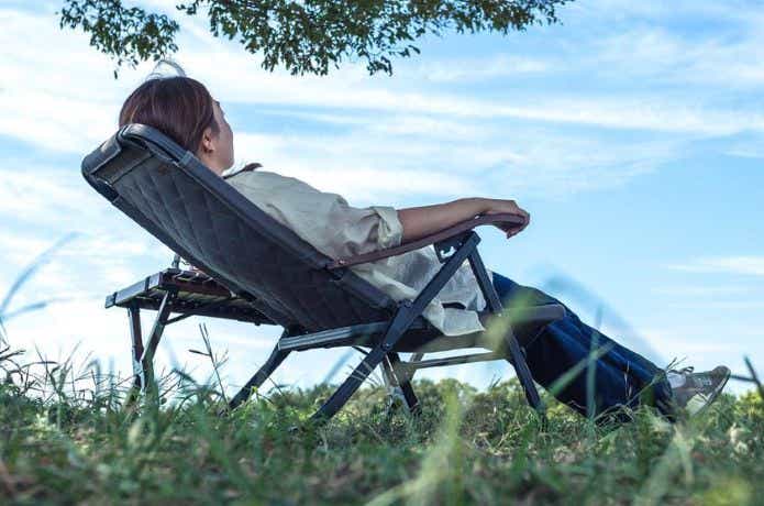 ハイランダー クライマックスローチェア2 STに座って横になる人